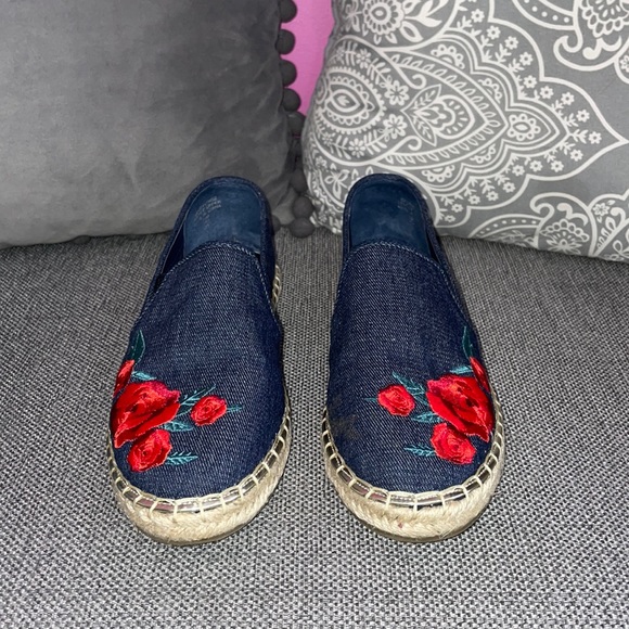 GUESS Dark Denim Roses Espadrille 🌹 - Picture 2 of 6